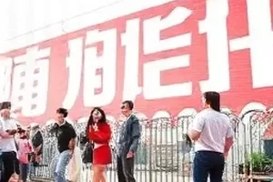 摊开的方格笔记本与彩色便利贴，桌面散落着标注时间的卡片