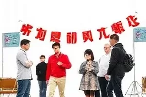 《演唱会门票分批放行》封面，检票闸机与排队通道