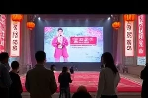 《演唱会临时加场》现场卡片封面，舞台顶灯与看台轮廓